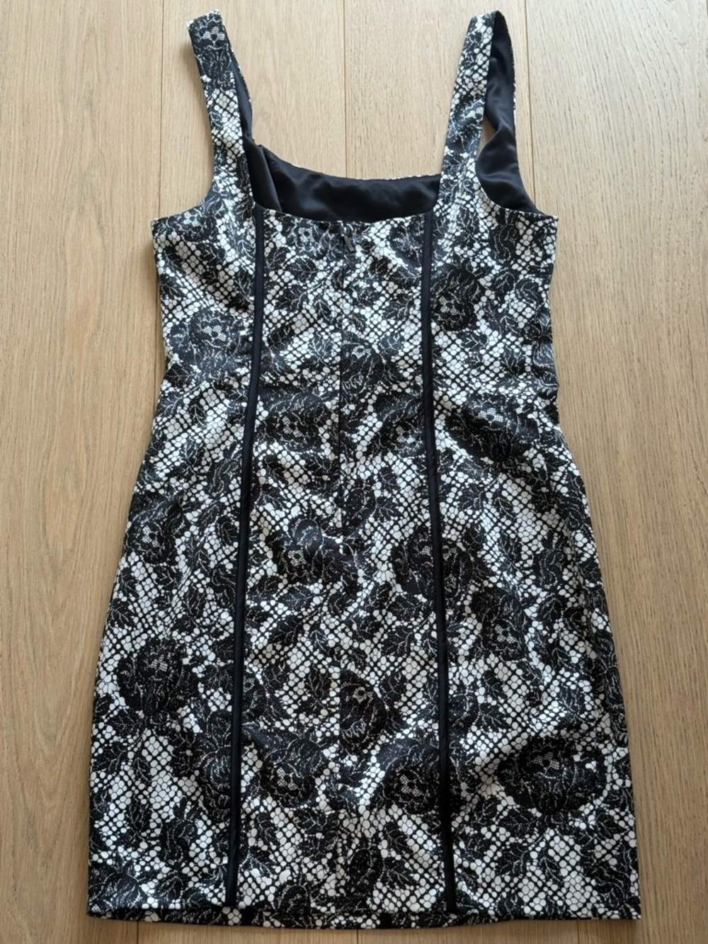 NWOT GUESS Black & White Lace Bodycon Dress 🔥 Sculpting Panel Mini - Picture 4 of 8